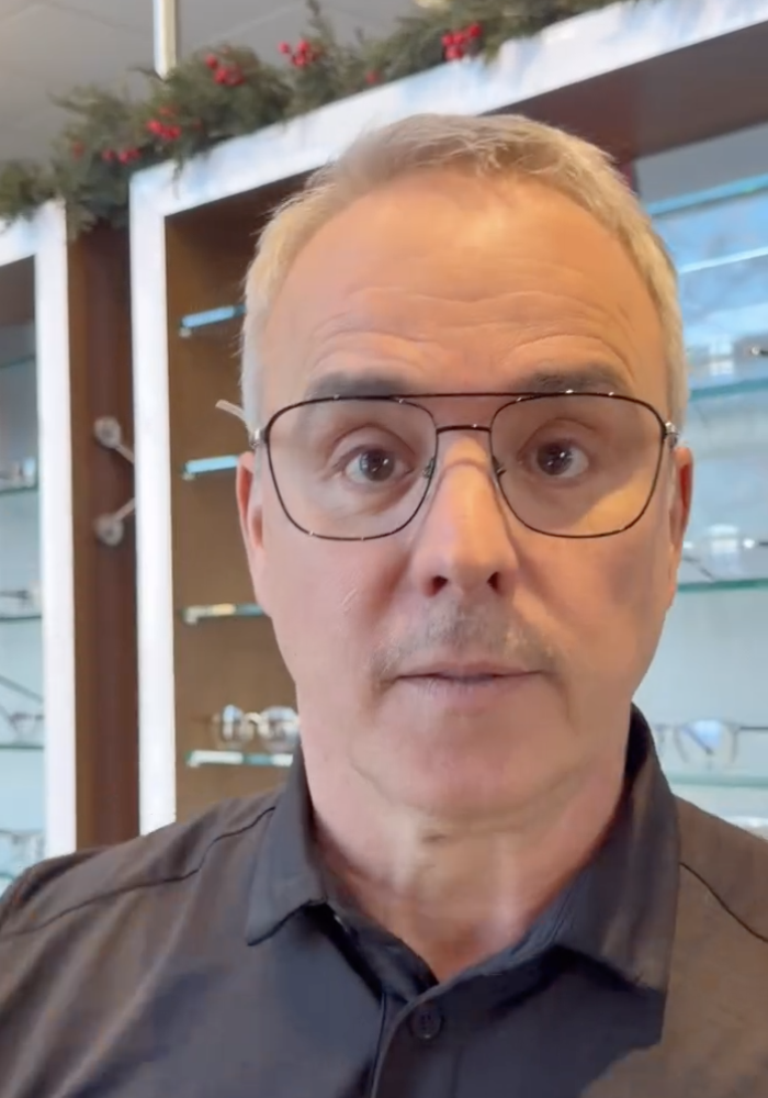 Capture decran le 2026 01 28 a 12.01.35 e1769619742352 Gino Chouinard s&rsquo;affiche avec de nouvelles lunettes&hellip; et &ccedil;a ne passe pas inaper&ccedil;u