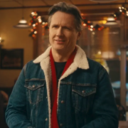 Capture le 2026 01 01 a 11.19.54 Simon Olivier Fecteau revient en force au Bye Bye 2025 et vole la vedette dans une pub audacieuse