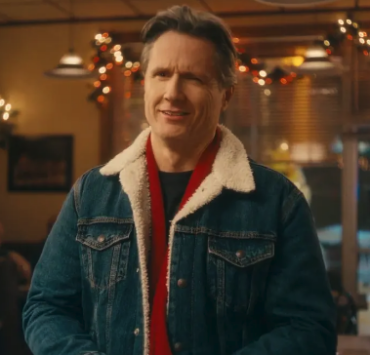 Capture le 2026 01 01 a 11.19.54 Simon Olivier Fecteau revient en force au Bye Bye 2025 et vole la vedette dans une pub audacieuse