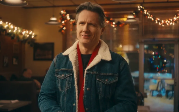 Capture le 2026 01 01 a 11.19.54 Simon Olivier Fecteau revient en force au Bye Bye 2025 et vole la vedette dans une pub audacieuse