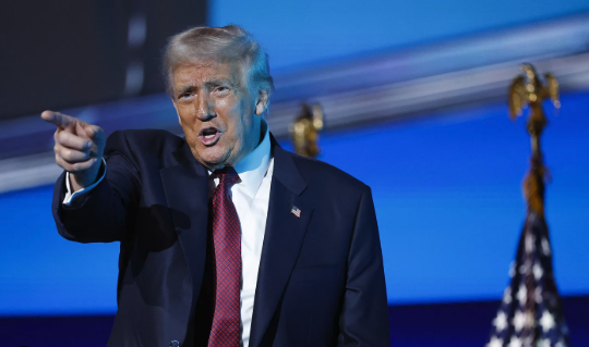 Capture le 2026 01 02 a 00.59.16 Scandale &agrave; Mar-a-Lago : La robe de Nouvel An de Melania Trump fait tourner les t&ecirc;tes !