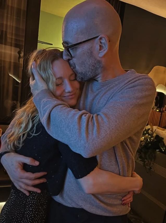 Capture le 2026 01 02 a 23.42.12 Ce nouveau couple nous offre un tendre moment d&rsquo;amour pour le Nouvel An