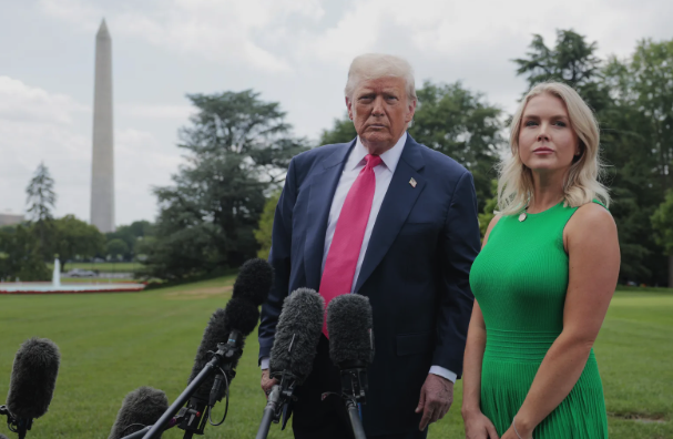 Capture le 2026 01 04 a 02.38.43 Elle n'a que 27 ans, mais Karoline Leavitt fait d&eacute;j&agrave; trembler Washington avec son physique !