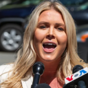 Capture le 2026 01 04 a 02.39.34 Elle n'a que 27 ans, mais Karoline Leavitt fait d&eacute;j&agrave; trembler Washington avec son physique !