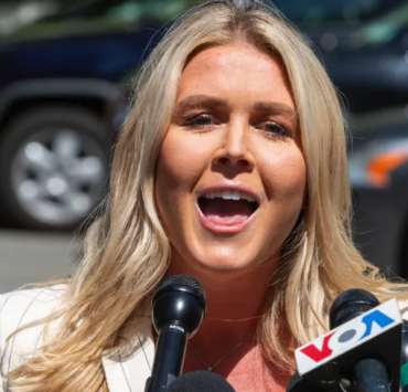 Capture le 2026 01 04 a 02.39.34 Elle n'a que 27 ans, mais Karoline Leavitt fait d&eacute;j&agrave; trembler Washington avec son physique !