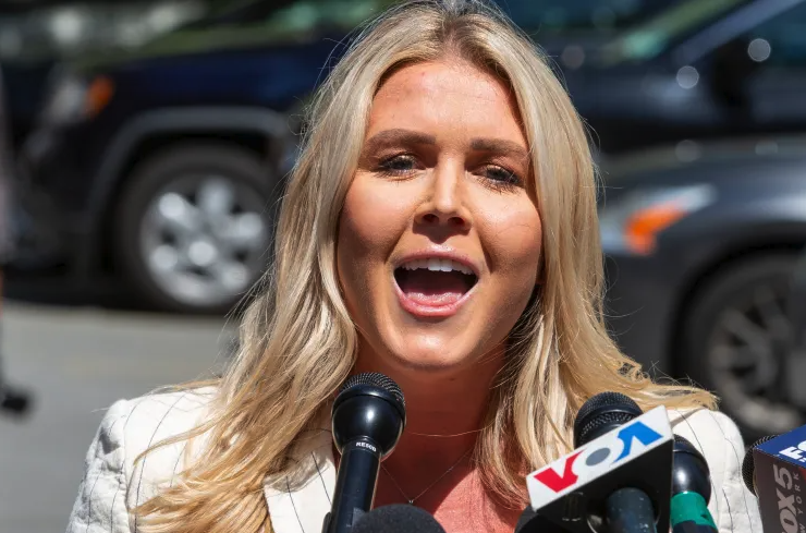 Capture le 2026 01 04 a 02.39.34 Elle n'a que 27 ans, mais Karoline Leavitt fait d&eacute;j&agrave; trembler Washington avec son physique !