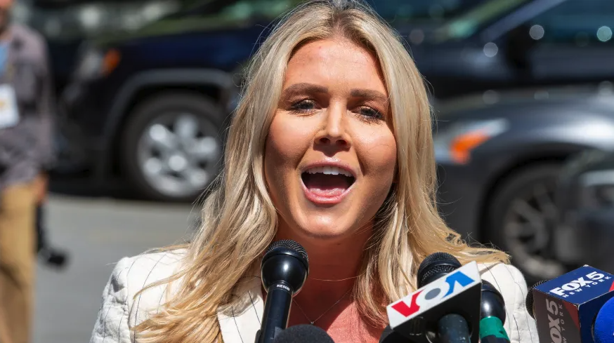 Capture le 2026 01 04 a 02.39.34 Elle n'a que 27 ans, mais Karoline Leavitt fait d&eacute;j&agrave; trembler Washington avec son physique !