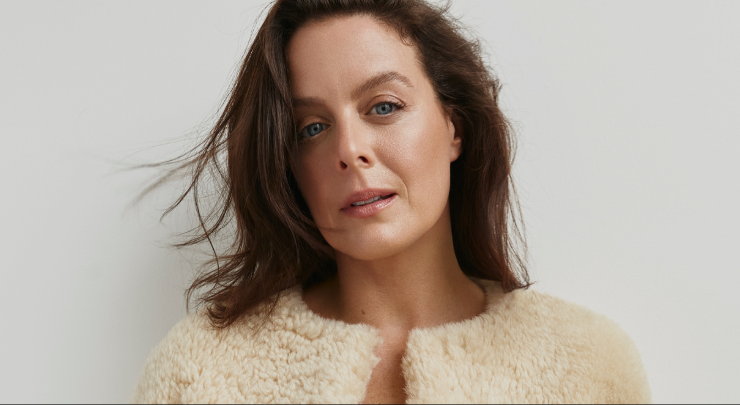 Capture le 2026 01 04 a 15.05.44 Un moment intime : Julie Le Breton d&eacute;voile une photo pr&eacute;cieuse avec son Chum pour le Nouvel An",