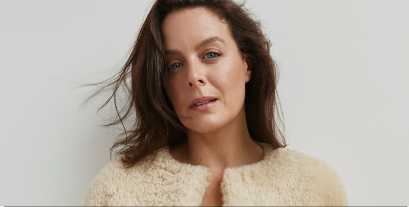 Capture le 2026 01 04 a 15.05.44 Un moment intime : Julie Le Breton d&eacute;voile une photo pr&eacute;cieuse avec son Chum pour le Nouvel An",