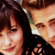 Capture le 2026 01 05 a 07.18.14 L'acteur de Beverly Hills 90210, Jason Priestley, 30 ans plus tard... Vous ne croirez pas son style !