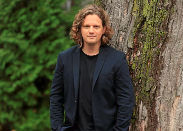 Comment une simple demande de lunettes a révélé à Pierre-Yves McSween sa parodie dans le Bye Bye 2025 1 Comment une simple demande de lunettes a révélé à Pierre-Yves McSween sa parodie dans le Bye Bye 2025 Capture le 2026 01 07 a 03.12.40 Comment une simple demande de lunettes a révélé à Pierre-Yves McSween sa parodie dans le Bye Bye 2025