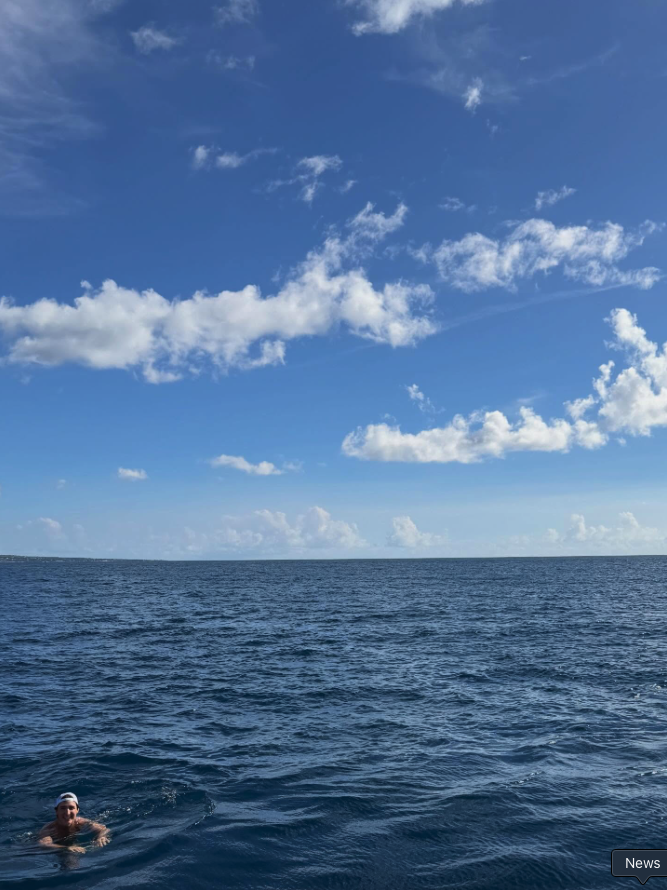 Capture le 2026 01 07 a 23.25.46 Une artiste c&eacute;l&egrave;bre tr&egrave;s connue publie des photos en bikini... et un homme bien connu au Qu&eacute;bec appara&icirc;t &agrave; ses c&ocirc;t&eacute;s (03) photos du couple!