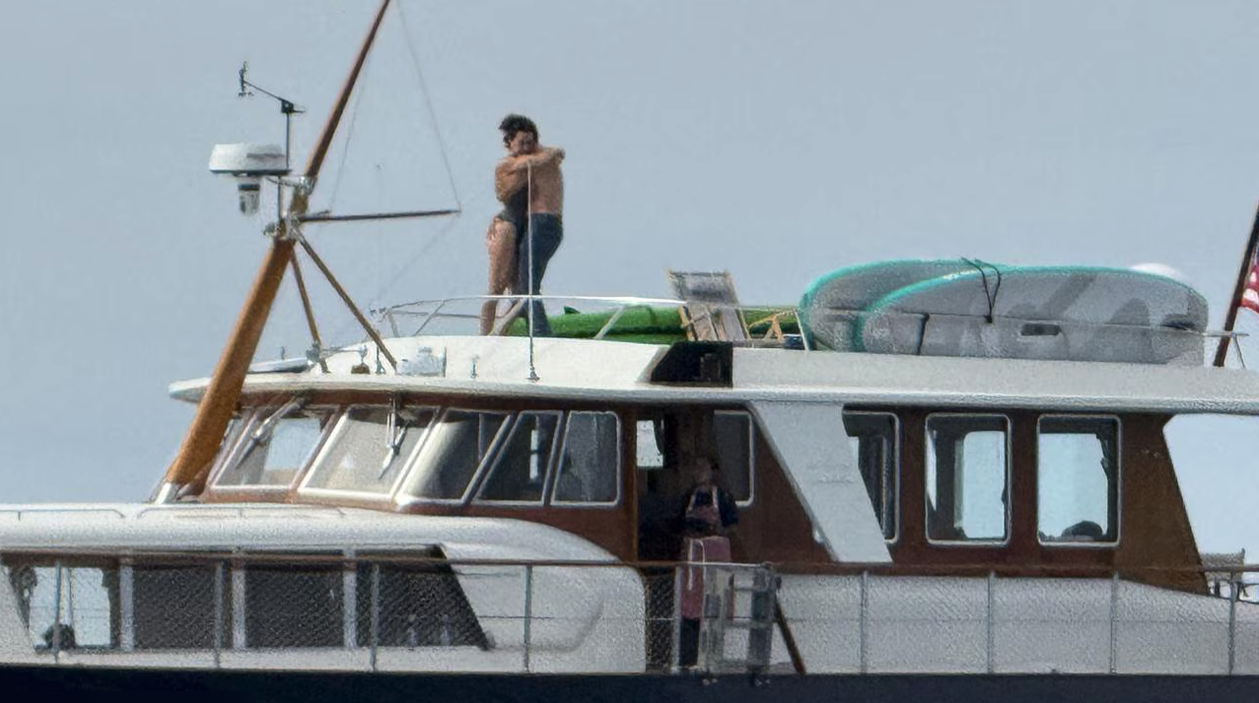 Capture le 2026 01 07 a 23.27.38 Une artiste c&eacute;l&egrave;bre tr&egrave;s connue publie des photos en bikini... et un homme bien connu au Qu&eacute;bec appara&icirc;t &agrave; ses c&ocirc;t&eacute;s (03) photos du couple!