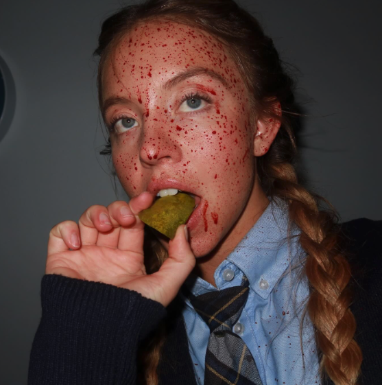 Capture le 2026 01 08 a 00.34.26 Statue audacieuse et sublime : cette c&eacute;l&eacute;brit&eacute; tr&egrave;s connue enflamme les regards en or et sans v&ecirc;tements sur les r&eacute;seaux (+15) photos