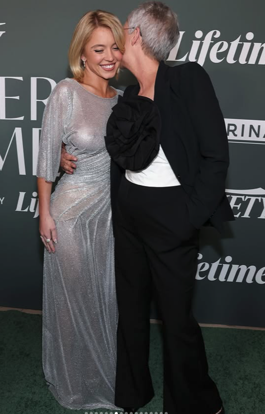 Capture le 2026 01 08 a 00.36.23 Statue audacieuse et sublime : cette c&eacute;l&eacute;brit&eacute; tr&egrave;s connue enflamme les regards en or et sans v&ecirc;tements sur les r&eacute;seaux (+15) photos