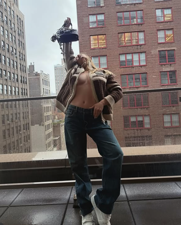 Capture le 2026 01 08 a 00.42.17 Statue audacieuse et sublime : cette c&eacute;l&eacute;brit&eacute; tr&egrave;s connue enflamme les regards en or et sans v&ecirc;tements sur les r&eacute;seaux (+15) photos