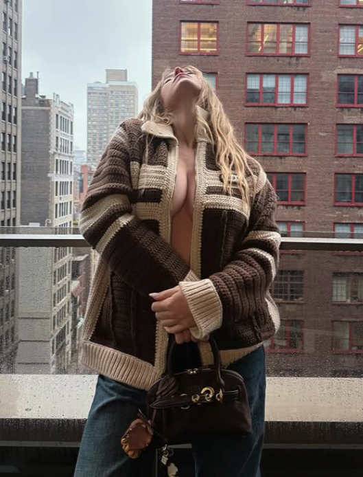 Capture le 2026 01 08 a 00.42.27 Statue audacieuse et sublime : cette c&eacute;l&eacute;brit&eacute; tr&egrave;s connue enflamme les regards en or et sans v&ecirc;tements sur les r&eacute;seaux (+15) photos