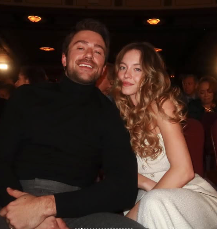 Capture le 2026 01 08 a 01.04.50 Statue audacieuse et sublime : cette c&eacute;l&eacute;brit&eacute; tr&egrave;s connue enflamme les regards en or et sans v&ecirc;tements sur les r&eacute;seaux (+15) photos