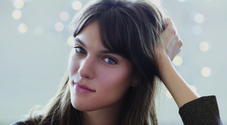 Capture le 2026 01 08 a 17.22.44 Charlotte Cardin au soleil : sa photo en bikini qui &eacute;meut les internautes