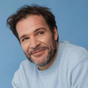 Capture le 2026 01 09 a 01.50.41 Louis-Olivier Mauffette s'affiche en couple sur la plage avec sa nouvelle amoureuse