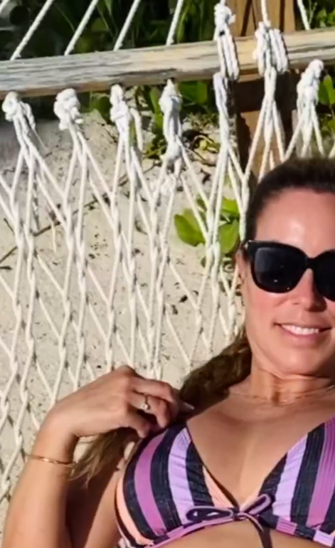 Anick Dumontet: Poste 10 clichés en maillot qui font tourner les têtes 10 Anick Dumontet: Poste 10 clichés en maillot qui font tourner les têtes Capture le 2026 01 12 a 02.55.46 Anick Dumontet: Poste 10 clichés en maillot qui font tourner les têtes