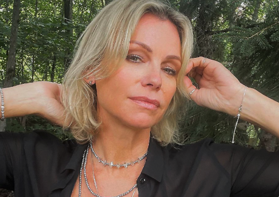 Capture le 2026 01 13 a 02.12.10 Caroline N&eacute;ron partage une rare photo de couple en Guadeloupe