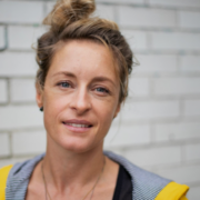 Capture le 2026 01 14 a 03.15.37 Christine Beaulieu pose avec ses trois s&oelig;urs et le web capote