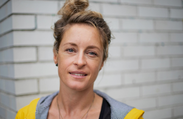 Christine Beaulieu pose avec ses trois sœurs et le web capote 1 Christine Beaulieu pose avec ses trois sœurs et le web capote Capture le 2026 01 14 a 03.15.37 Christine Beaulieu pose avec ses trois sœurs et le web capote