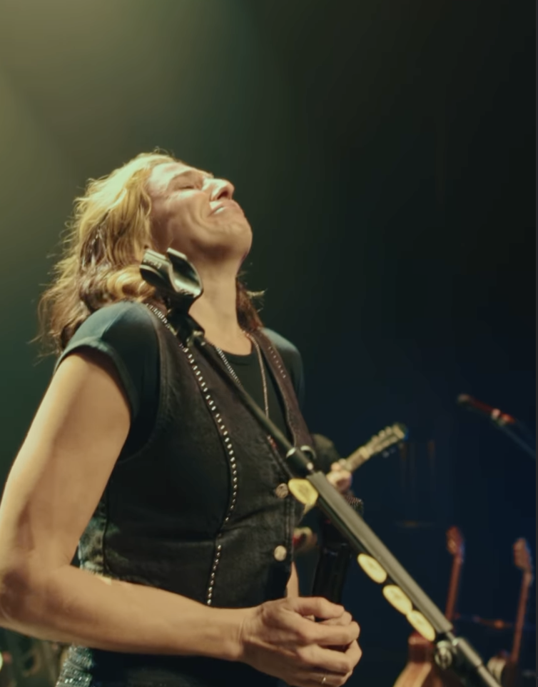 Capture le 2026 01 15 a 02.02.50 Sara Dufour &eacute;clate en larmes sur sc&egrave;ne et fait une annonce qui a touch&eacute; tout le monde