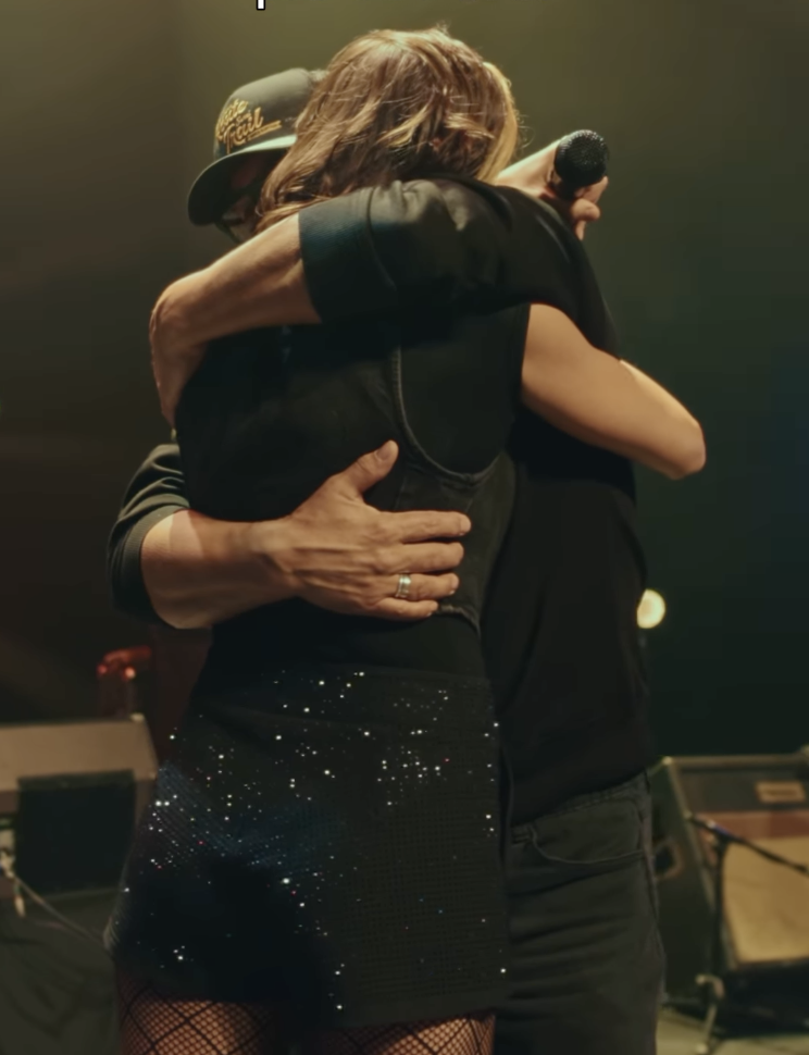 Capture le 2026 01 15 a 02.03.52 Sara Dufour &eacute;clate en larmes sur sc&egrave;ne et fait une annonce qui a touch&eacute; tout le monde