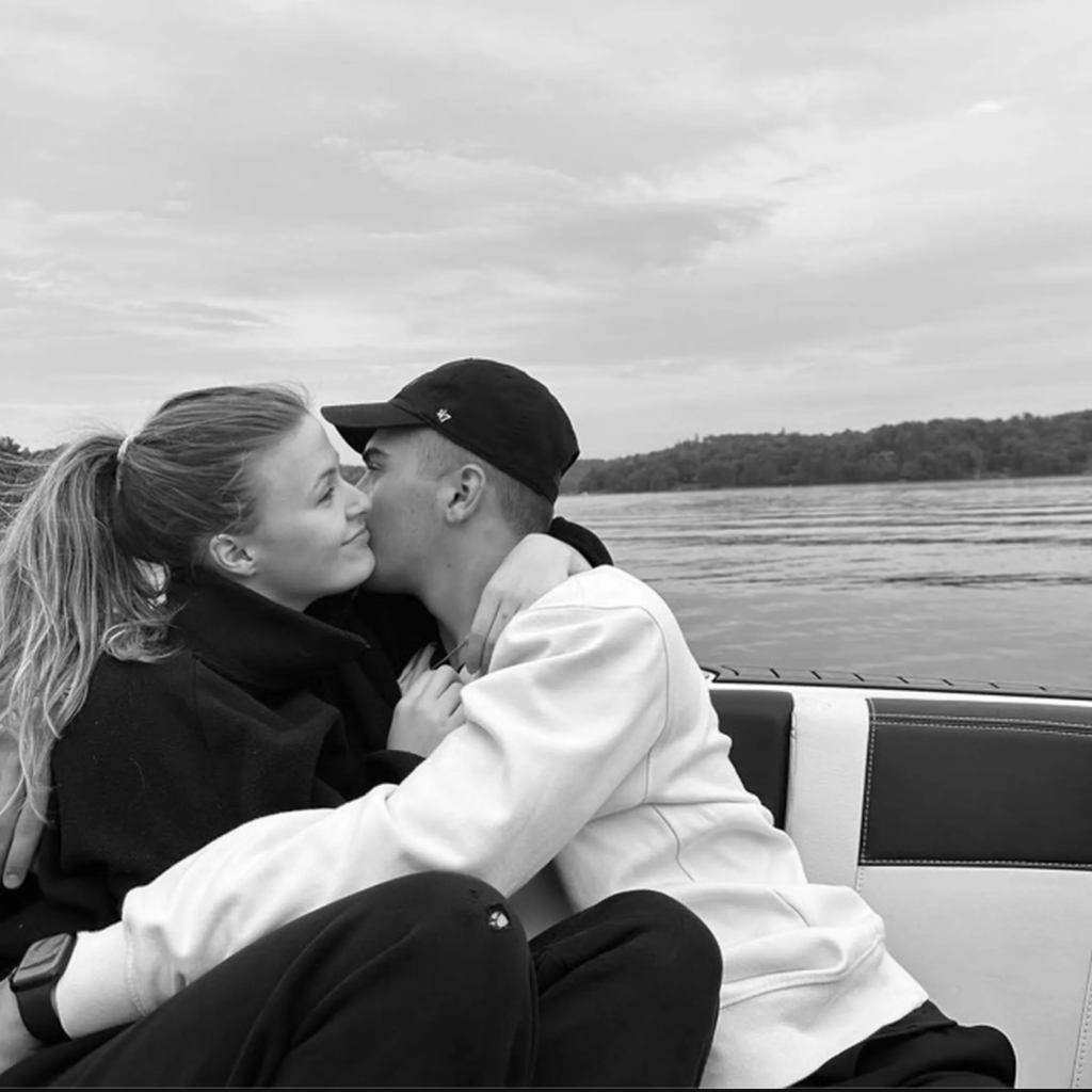 Capture le 2026 01 19 a 05.48.44 Delphine Morissette d&eacute;voile 10 photos de son nouveau fianc&eacute;&hellip; et les fans craquent