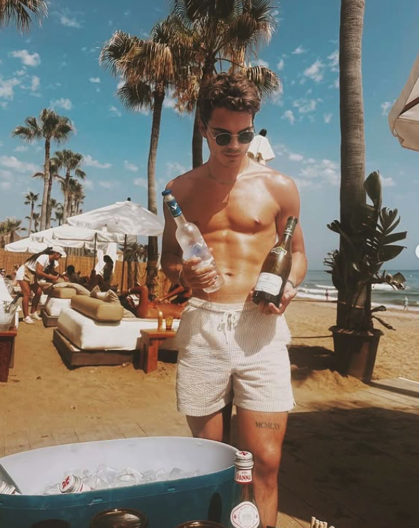 Capture le 2026 01 19 a 05.49.32 Delphine Morissette d&eacute;voile 10 photos de son nouveau fianc&eacute;&hellip; et les fans craquent