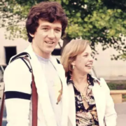 Capture le 2026 01 19 a 06.27.24 e1768823657394 Patrick Duffy: &agrave; 71 ans, est de nouveau en couple apr&egrave;s 40 de mariage