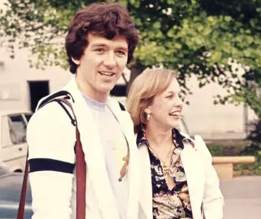 Capture le 2026 01 19 a 06.27.24 e1768823657394 Patrick Duffy: &agrave; 71 ans, est de nouveau en couple apr&egrave;s 40 de mariage