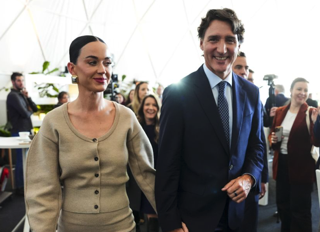 Capture le 2026 01 21 a 02.57.22 Justin Trudeau et Katy Perry : leur apparition en Suisse fait jaser