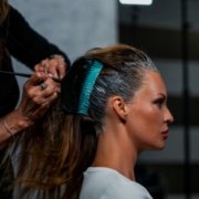 Capture le 2026 01 21 a 04.03.07 Apr&egrave;s 60 ans, cette erreur capillaire &ldquo;vieillit&rdquo; instantan&eacute;ment , VOICI L&rsquo;astuce simple pour &eacute;viter le look &ldquo;m&eacute;m&eacute;risant&rdquo; au salon