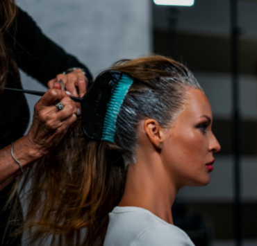 Capture le 2026 01 21 a 04.03.07 Apr&egrave;s 60 ans, cette erreur capillaire &ldquo;vieillit&rdquo; instantan&eacute;ment , VOICI L&rsquo;astuce simple pour &eacute;viter le look &ldquo;m&eacute;m&eacute;risant&rdquo; au salon