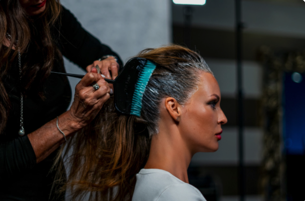 Capture le 2026 01 21 a 04.03.07 Apr&egrave;s 60 ans, cette erreur capillaire &ldquo;vieillit&rdquo; instantan&eacute;ment , VOICI L&rsquo;astuce simple pour &eacute;viter le look &ldquo;m&eacute;m&eacute;risant&rdquo; au salon