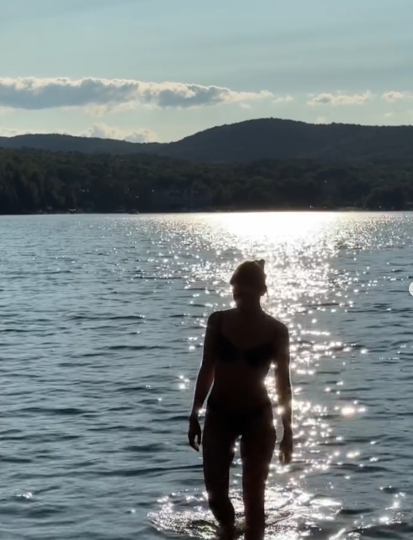 Capture le 2026 01 30 a 08.59.06 Sophie N&eacute;lisse enflamme les r&eacute;seaux avec des photos en bikini au soleil