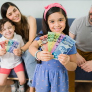 ChatGPT Image 9 janv. 2026 a 05 03 38 Bonne nouvelle ce( 9 janvier )pour les parents du Qu&eacute;bec Voici les nouveaux montants de l&rsquo;Allocation famille 2026 &Ecirc;tes-vous admissible ?