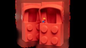 KI45KOEG5JAMRPBKHHOTPO2LOI Crocs et LEGO : cette cr&eacute;ation improbable choque d&eacute;j&agrave; tout le monde