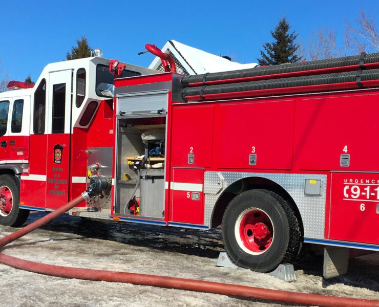 camion pompier hiver generique Incendie au Qu&eacute;bec: les autorit&eacute;s confirment un d&eacute;c&egrave;s