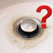 evierr e1769012093189 Lavabo bouch&eacute; et aucun plombier disponible ? Les premiers gestes &agrave; poser imm&eacute;diatement