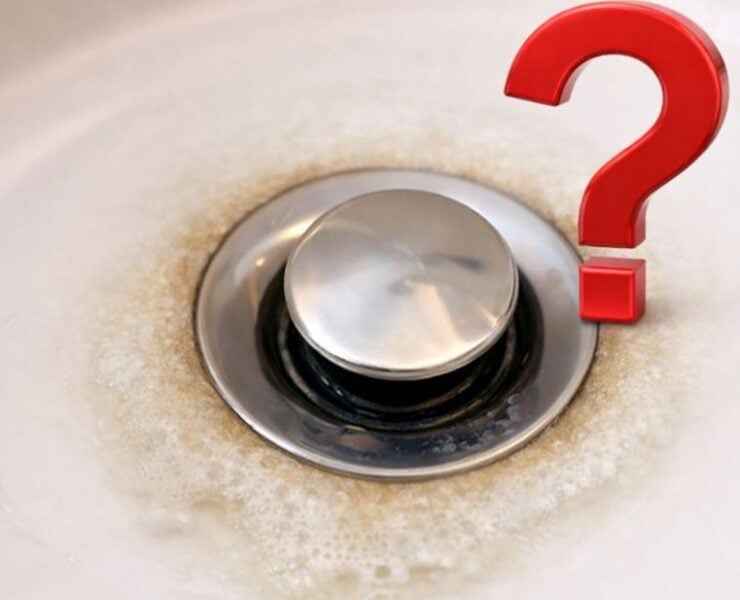 evierr e1769012093189 Lavabo bouch&eacute; et aucun plombier disponible ? Les premiers gestes &agrave; poser imm&eacute;diatement