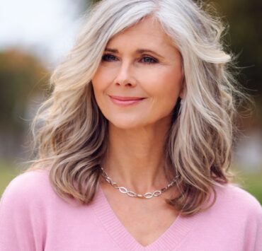 femmerose e1769444658559 Pourquoi de plus en plus de personnes osent leurs cheveux gris ?