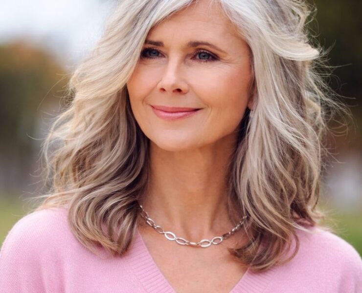 femmerose e1769444658559 Pourquoi de plus en plus de personnes osent leurs cheveux gris ?