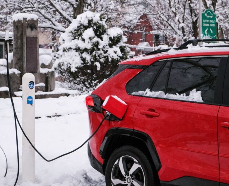 franceel e1767829097513 Vague de froid et neige : les Fran&ccedil;ais font face au gros probl&egrave;me de la voiture &eacute;lectrique