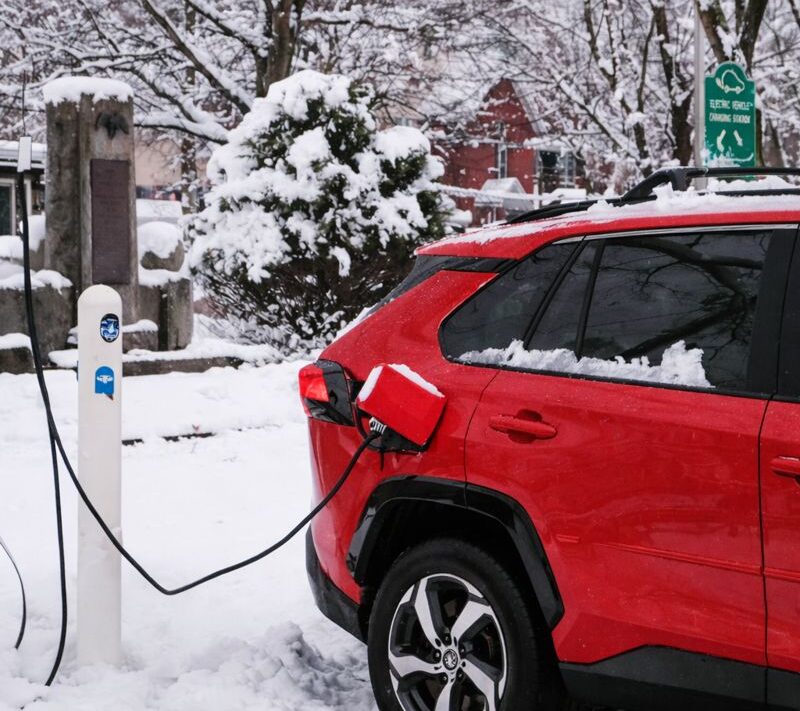 franceel e1767829097513 Vague de froid et neige : les Fran&ccedil;ais font face au gros probl&egrave;me de la voiture &eacute;lectrique