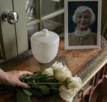 Recevoir les cendres d’un être cher : ce que personne ne vous dit 3 Recevoir les cendres d’un être cher : ce que personne ne vous dit pexels cottonbro 10496221 1 Recevoir les cendres d’un être cher : ce que personne ne vous dit