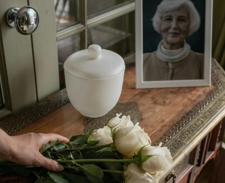 pexels cottonbro 10496221 1 Recevoir les cendres d&rsquo;un &ecirc;tre cher : ce que personne ne vous dit